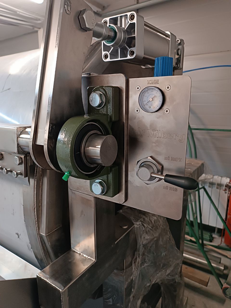Milberg flaker — pneumatic knife pressure control panel with "Force" pressure gauge