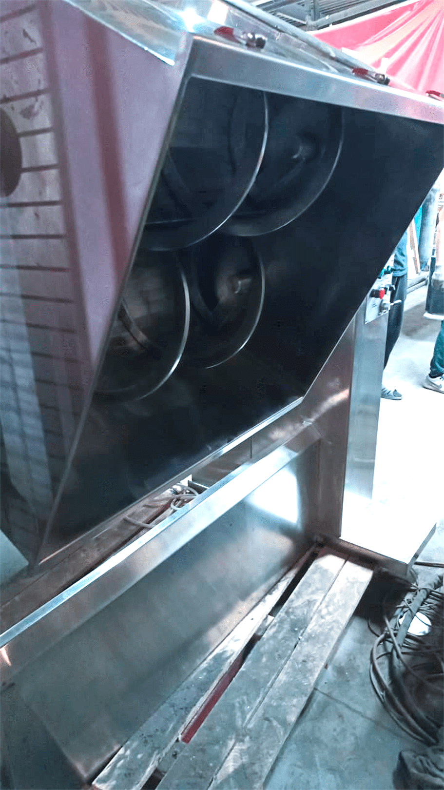 Industrial mixer for minced meat