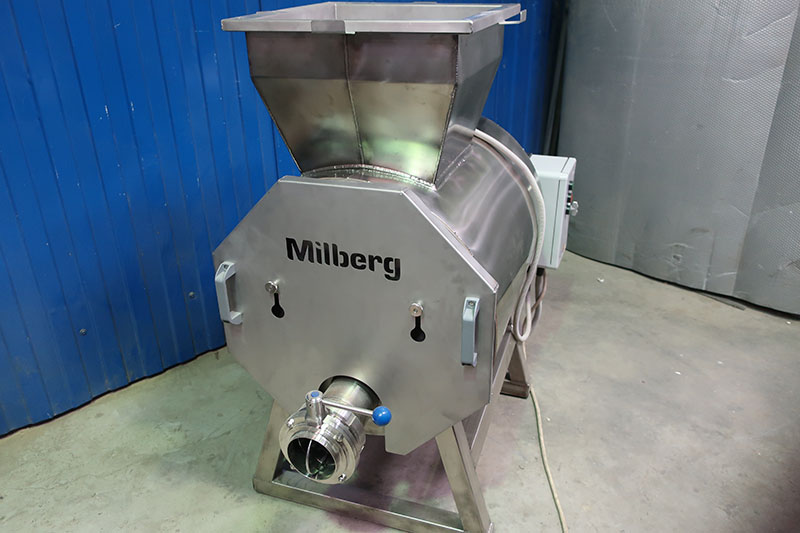 Cheese melter for processed cheese production