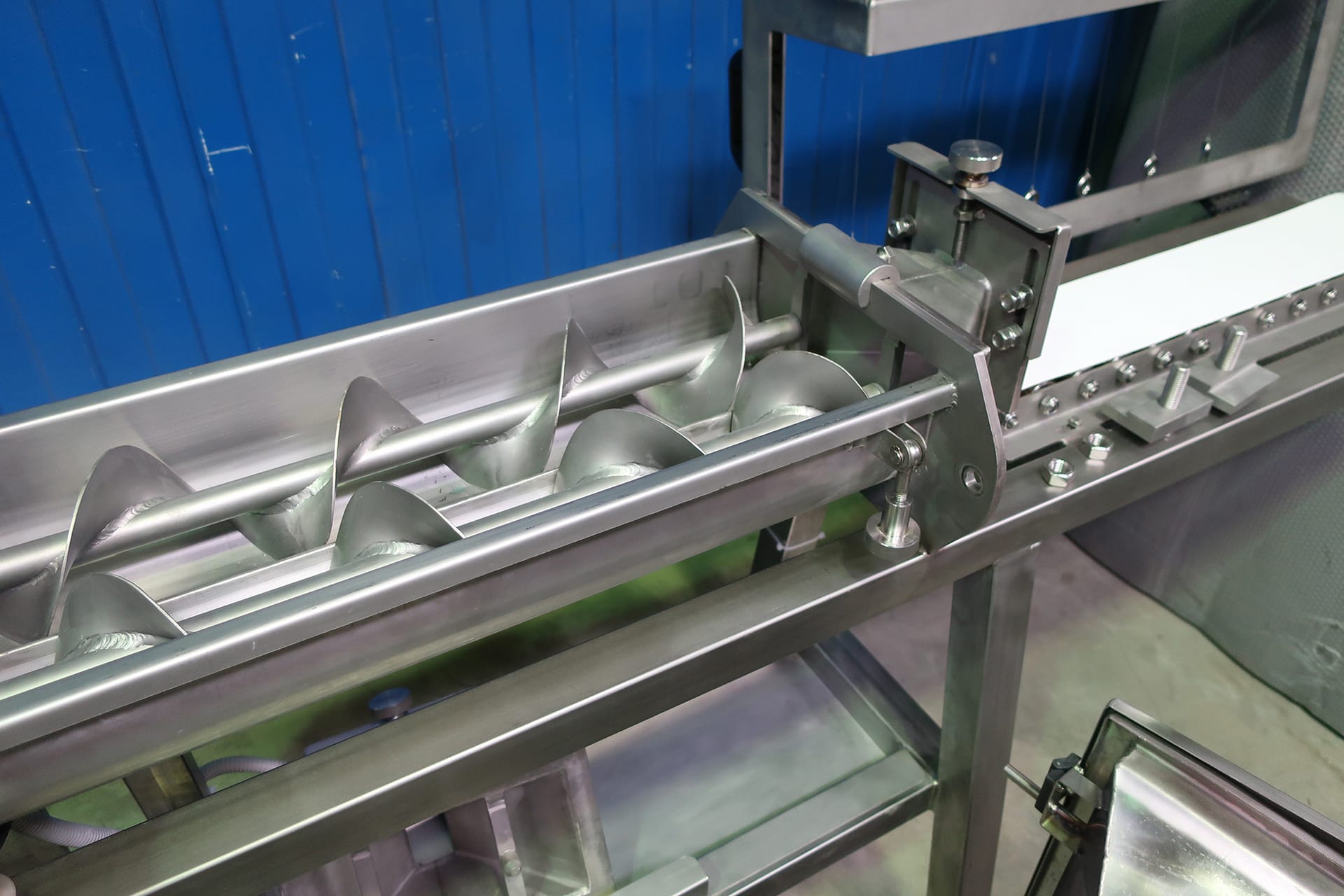 Screw hopper of the semi-automatic extruder