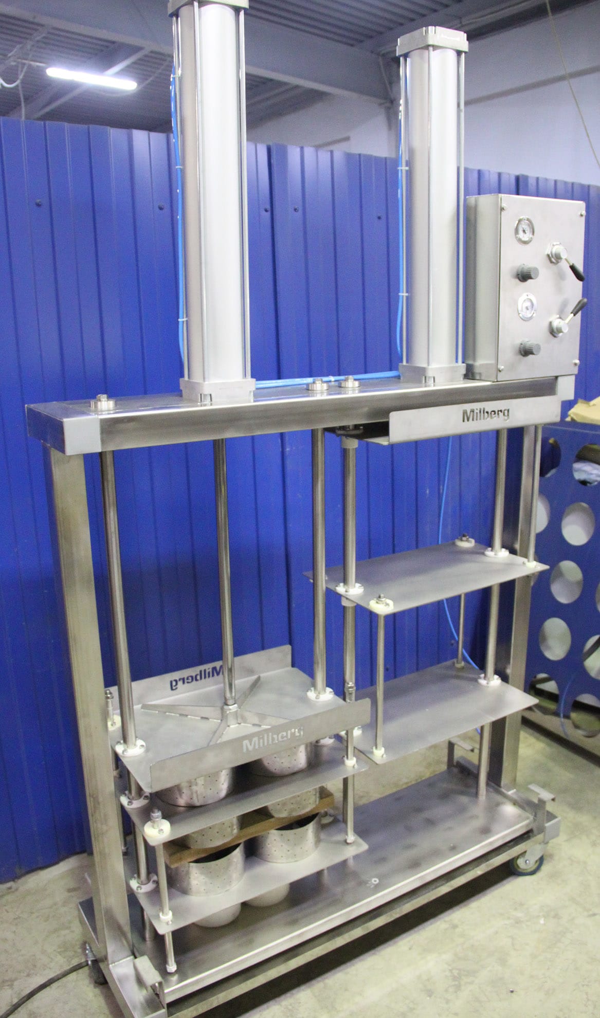Professional cheese press for an agricultural cooperative