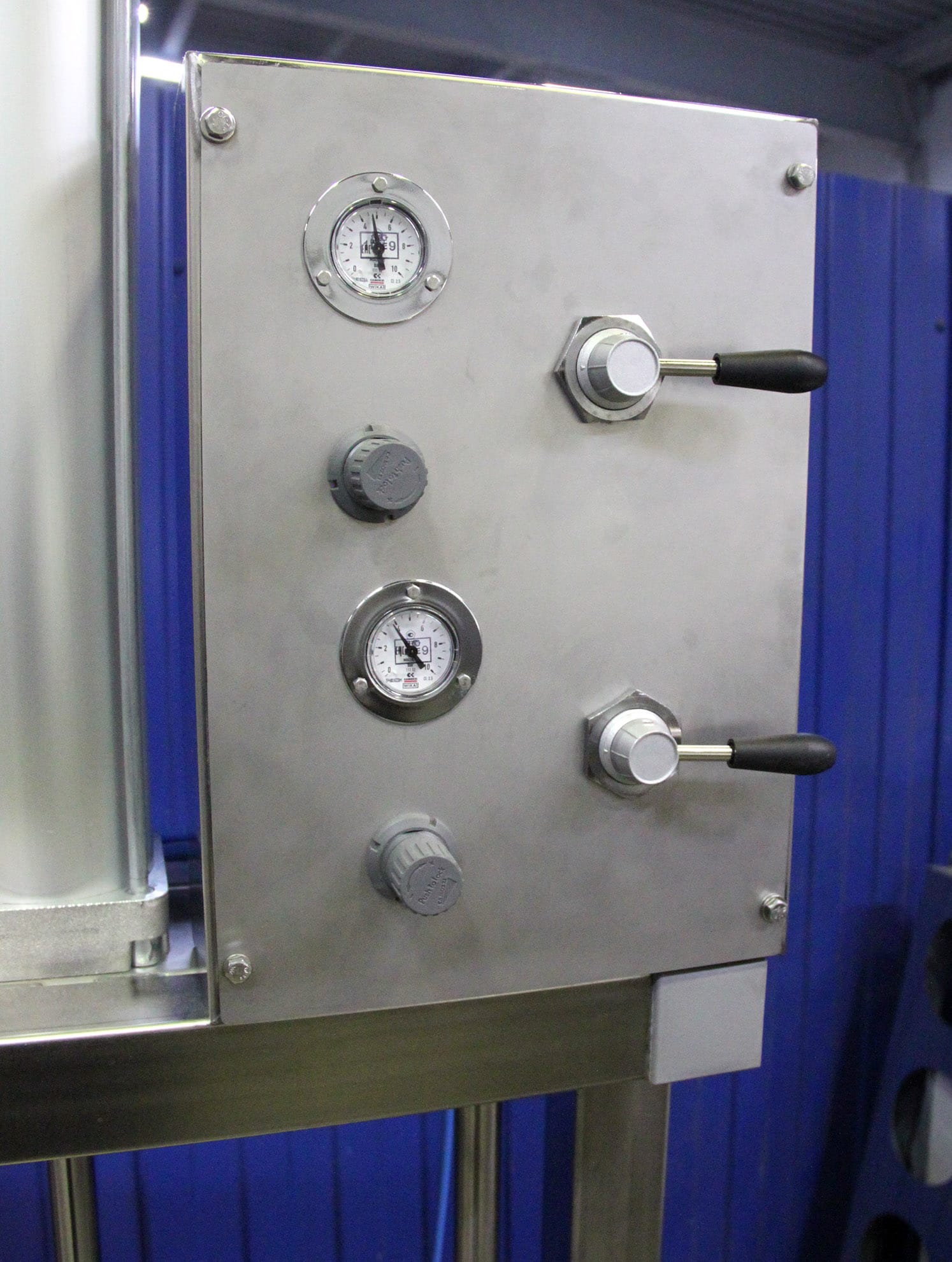 Pressure adjustment on the pneumatic cheese press