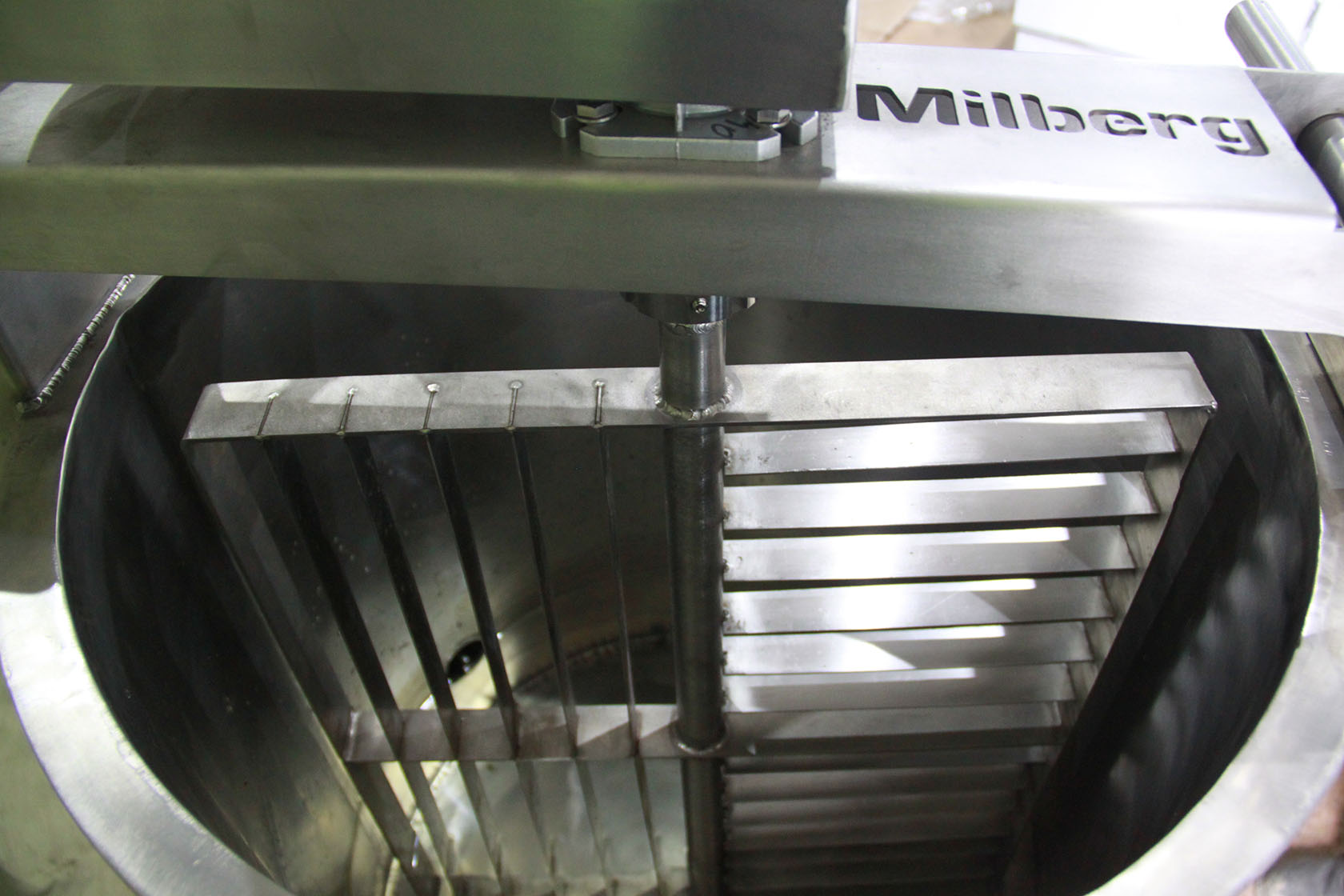 Cheese vat with automatic curd harp