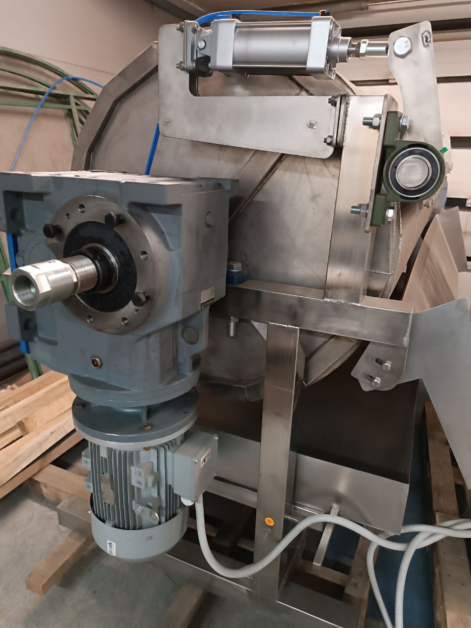 Milberg drum dryer — drum end face and geared drive motor