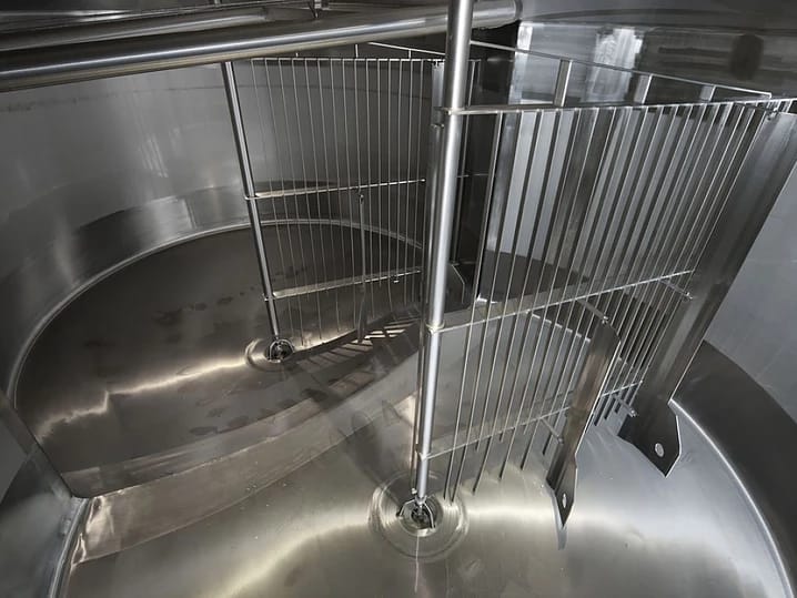 Cheese vat agitators