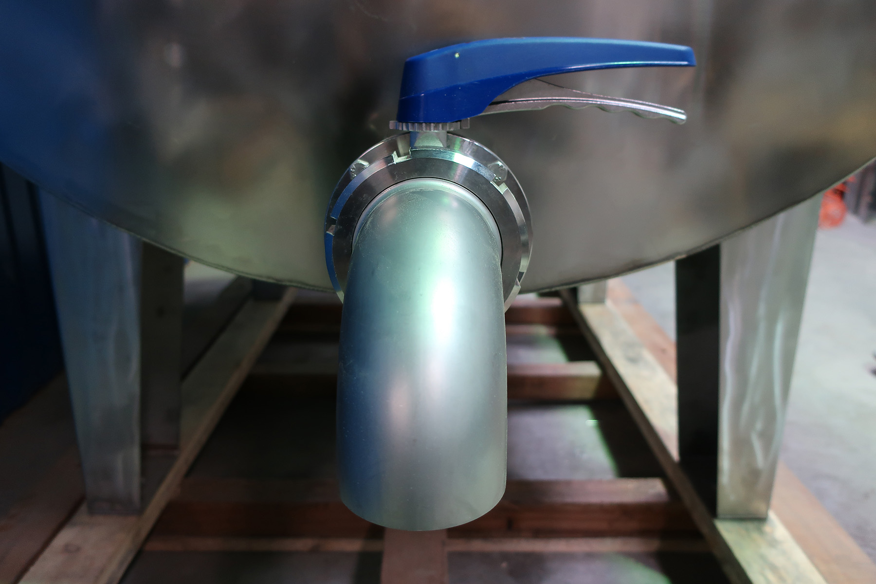Curd vat — drain assembly